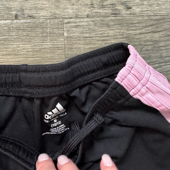 GIRLS ADIDAS SHORTS SIZE MEDIUM - Picture 2 of 2